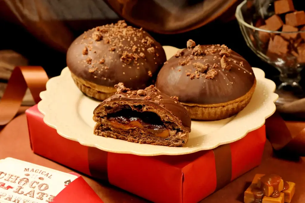 【バレンタイン新商品】甘いチョコ×香ばしいキャラメルを楽しめる新フレーバー『ねこねこ食パン ショコラキャラメル』が新登場！とろっとキャラメルソースが溢れる「GUILTY’S」の新作クッキーも限定発売 画像 11