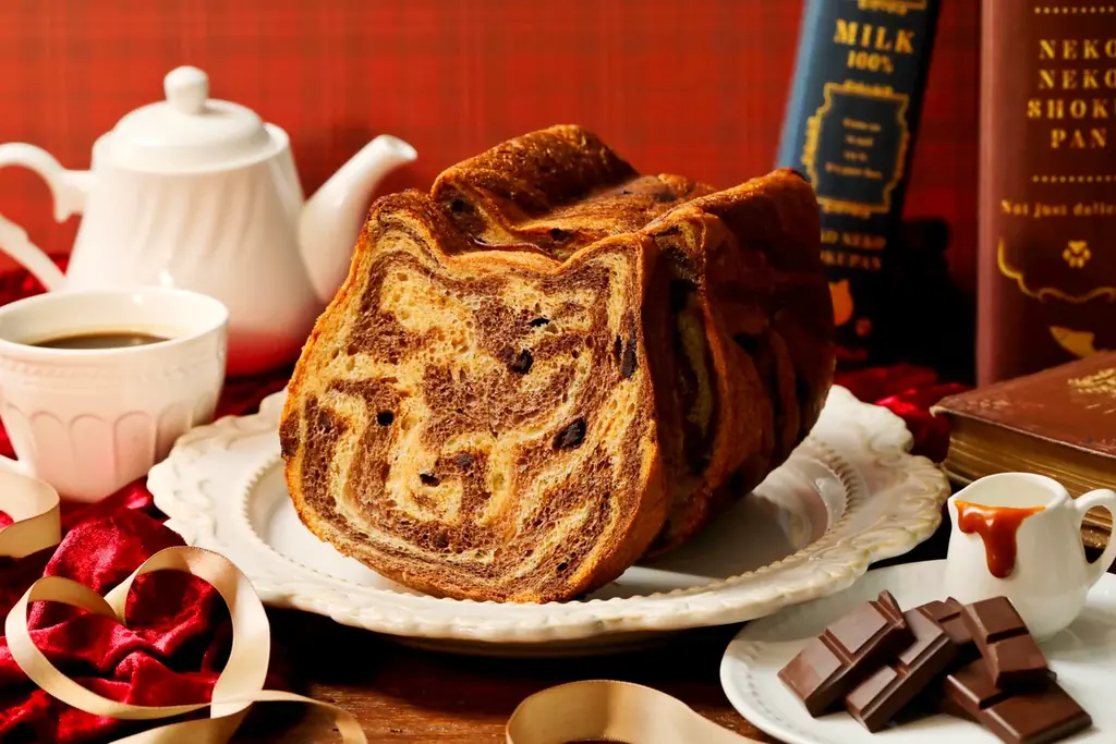 【バレンタイン新商品】甘いチョコ×香ばしいキャラメルを楽しめる新フレーバー『ねこねこ食パン ショコラキャラメル』が新登場！とろっとキャラメルソースが溢れる「GUILTY’S」の新作クッキーも限定発売 画像 2