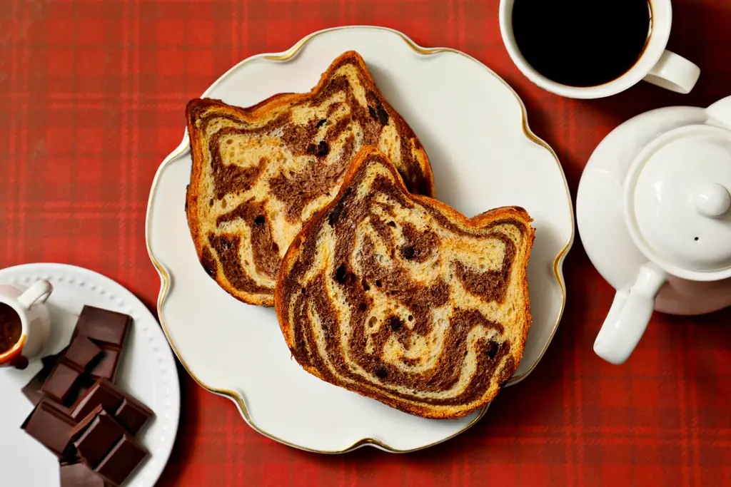 【バレンタイン新商品】甘いチョコ×香ばしいキャラメルを楽しめる新フレーバー『ねこねこ食パン ショコラキャラメル』が新登場！とろっとキャラメルソースが溢れる「GUILTY’S」の新作クッキーも限定発売 画像 3