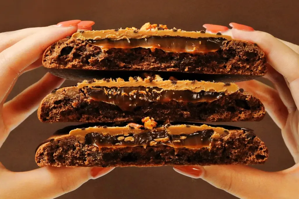 【バレンタイン新商品】甘いチョコ×香ばしいキャラメルを楽しめる新フレーバー『ねこねこ食パン ショコラキャラメル』が新登場！とろっとキャラメルソースが溢れる「GUILTY’S」の新作クッキーも限定発売 画像 6