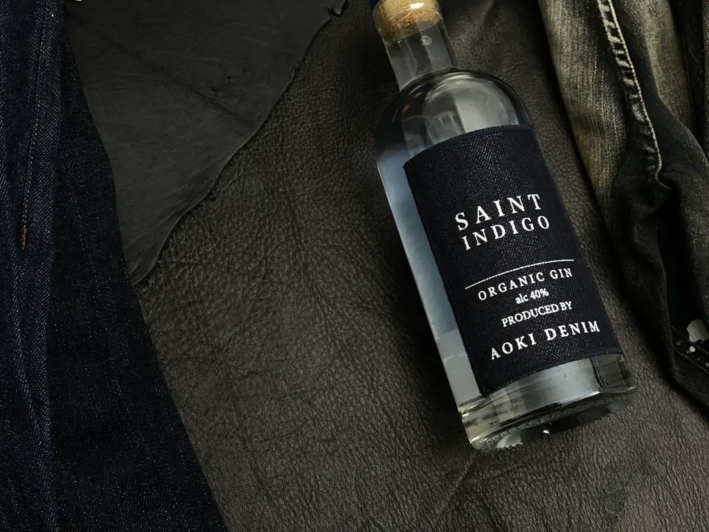 藍色のジンが誕生。岡山県デニムファクトリー青木被服が監修、藍を極めるデニム職人とクラフトジン創作家が作り出す本気のジン「SAINT INDIGO」が完成！クリスマスや年末年始の彩に。 画像 2