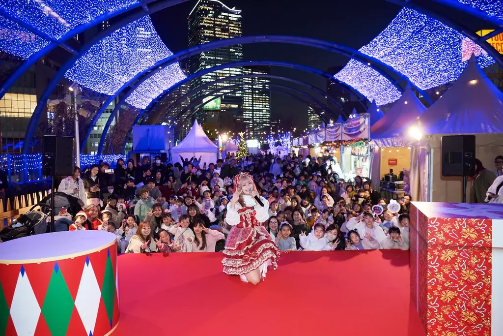 東京・渋谷に新たなクリスマスマーケット誕生！「Shibuya Christmas Market 2025」イルミネーション点灯式第二弾ゲストとして、しなこが登場！ 画像 2