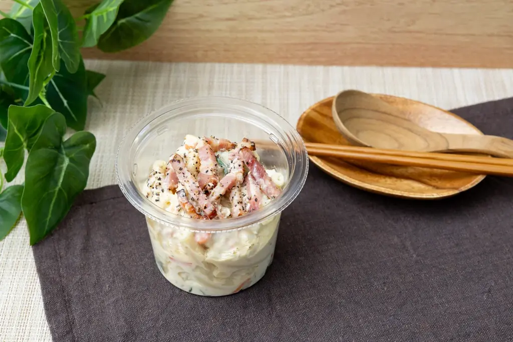 最大1.8倍の大容量カップデリ2商品を年末年始に向け期間限定発売「もりっもり ベーコンペッパー マカロニサラダ」と「もりっもり 5種具材のさっぱり春雨サラダ」が登場！ 画像 2