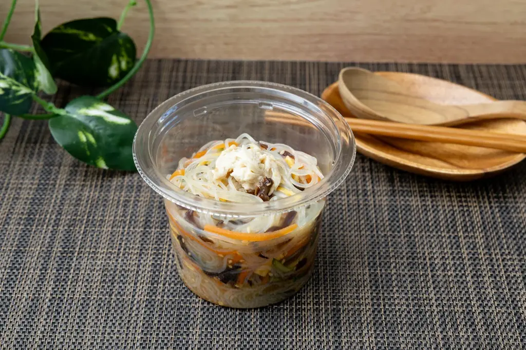 最大1.8倍の大容量カップデリ2商品を年末年始に向け期間限定発売「もりっもり ベーコンペッパー マカロニサラダ」と「もりっもり 5種具材のさっぱり春雨サラダ」が登場！ 画像 3