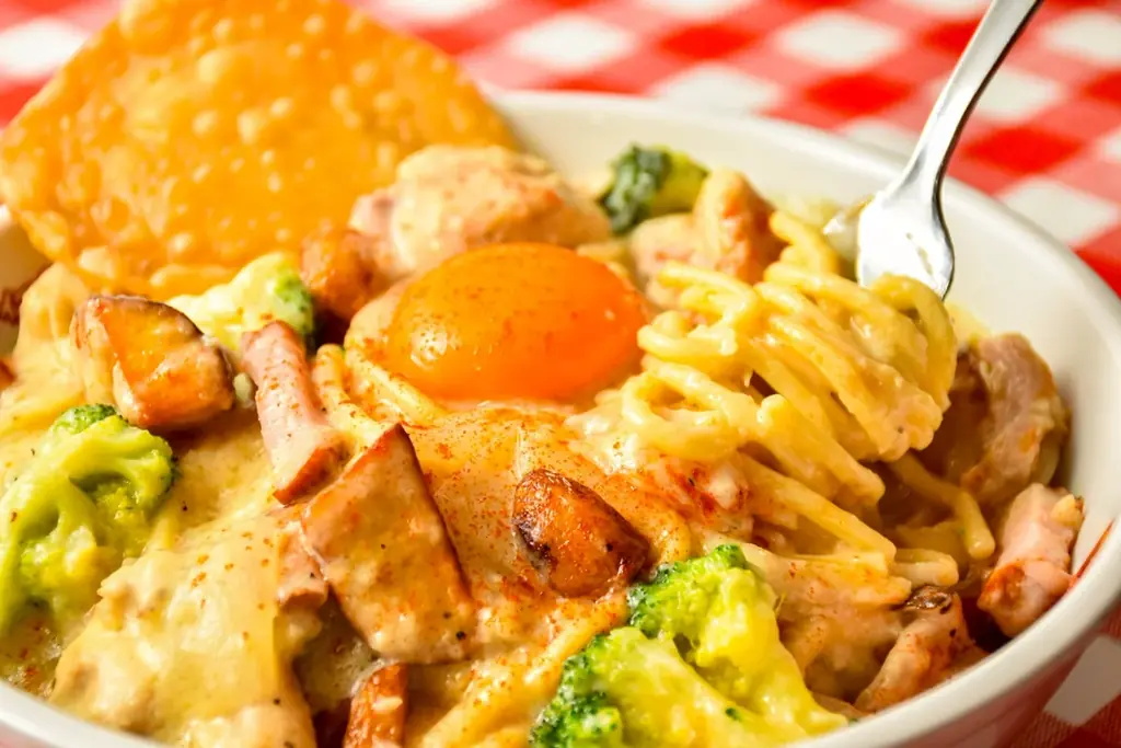 今年のシチューナポは白ナポをセルフ魔改造で重量1kg超！「にんにくとチーズの濃厚ソース シュクメルリ風パスタ」を12月16日（火）に発売 画像 2