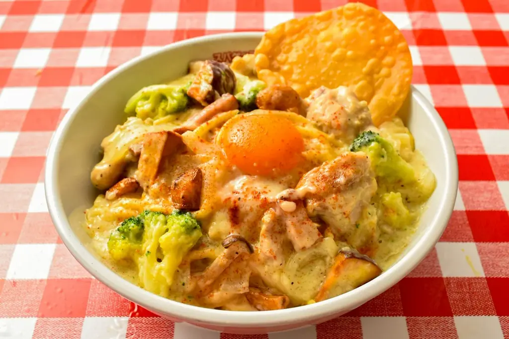 今年のシチューナポは白ナポをセルフ魔改造で重量1kg超！「にんにくとチーズの濃厚ソース シュクメルリ風パスタ」を12月16日（火）に発売 画像 3