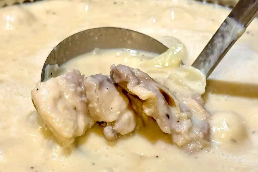 今年のシチューナポは白ナポをセルフ魔改造で重量1kg超！「にんにくとチーズの濃厚ソース シュクメルリ風パスタ」を12月16日（火）に発売 画像 4