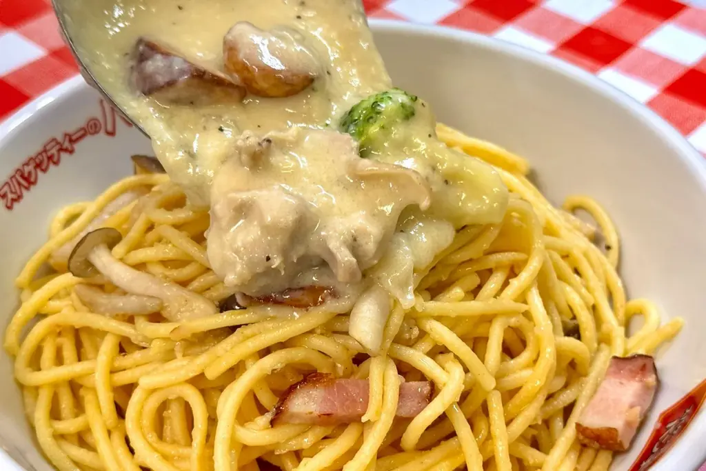 今年のシチューナポは白ナポをセルフ魔改造で重量1kg超！「にんにくとチーズの濃厚ソース シュクメルリ風パスタ」を12月16日（火）に発売 画像 5