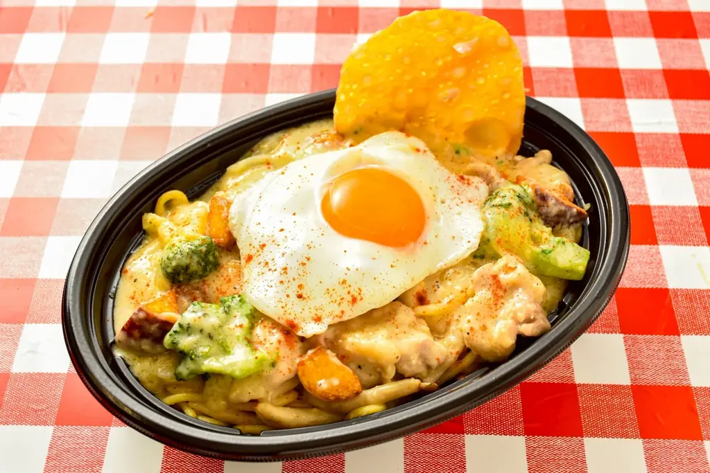 今年のシチューナポは白ナポをセルフ魔改造で重量1kg超！「にんにくとチーズの濃厚ソース シュクメルリ風パスタ」を12月16日（火）に発売 画像 6