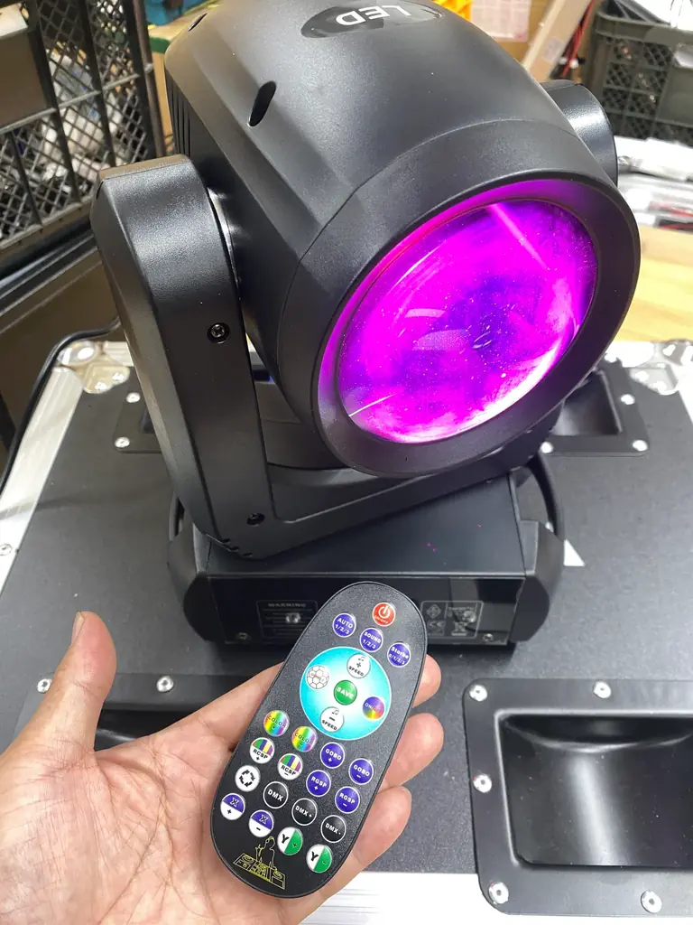 新製品 リモコンで制御可能な150Wムービングライト「VL-150W-Moving-IR」照明卓やDMXを使わずにムービングライトを制御できます。ホストクラブやガールズバー・カラオケ店などにおすすめ！ 画像 1