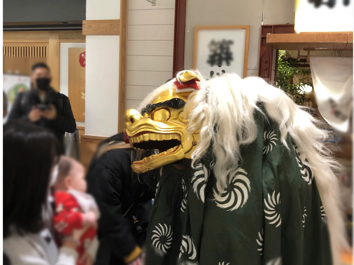 【サンシャインシティのお正月イベントのご紹介】館内各所を獅子舞が練り歩く！　サンシャイン60展望台 てんぼうパークで甘酒とともに初日の出を堪能…♡　サンシャイン水族館ではお正月限定イベントを開催 画像 6