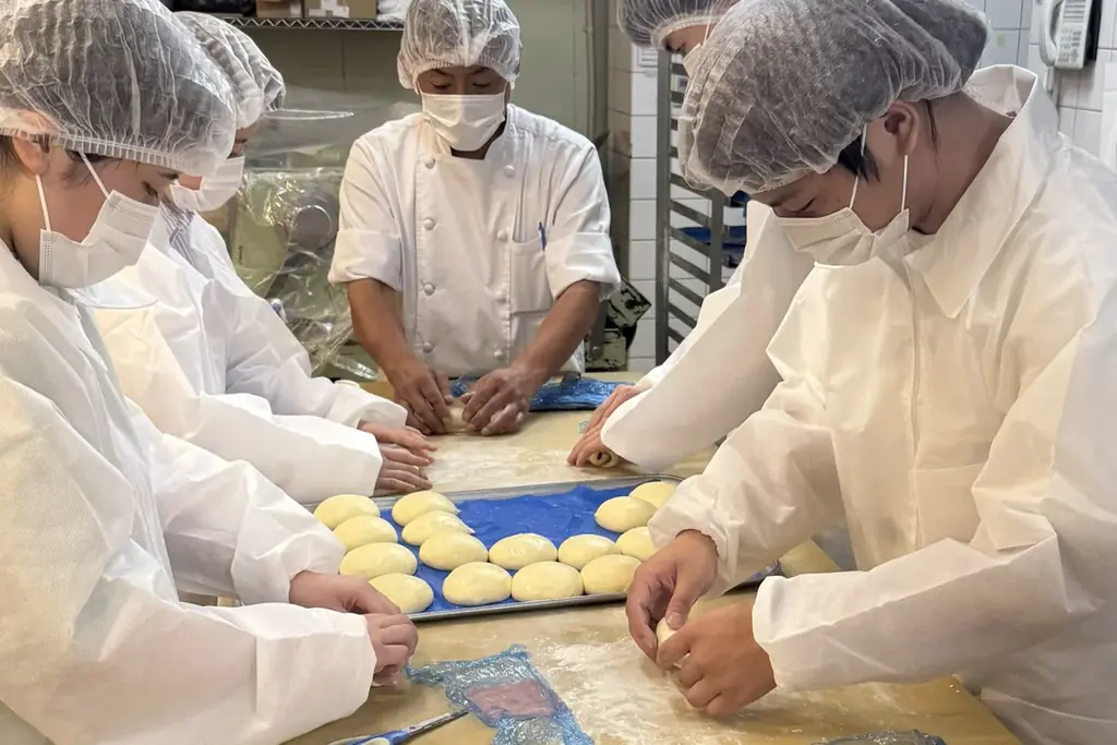 あまじょっぱいは正義!! N高生考案の背徳スイーツお団子型パンにホイップ＆きなこ＆とろ～りタレ…ご褒美みたらしパン『みたらしコッペ』が商品化！ 画像 3