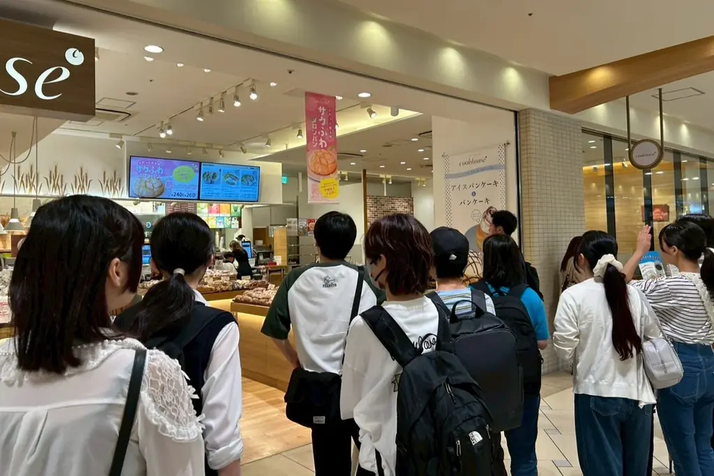 あまじょっぱいは正義!! N高生考案の背徳スイーツお団子型パンにホイップ＆きなこ＆とろ～りタレ…ご褒美みたらしパン『みたらしコッペ』が商品化！ 画像 4