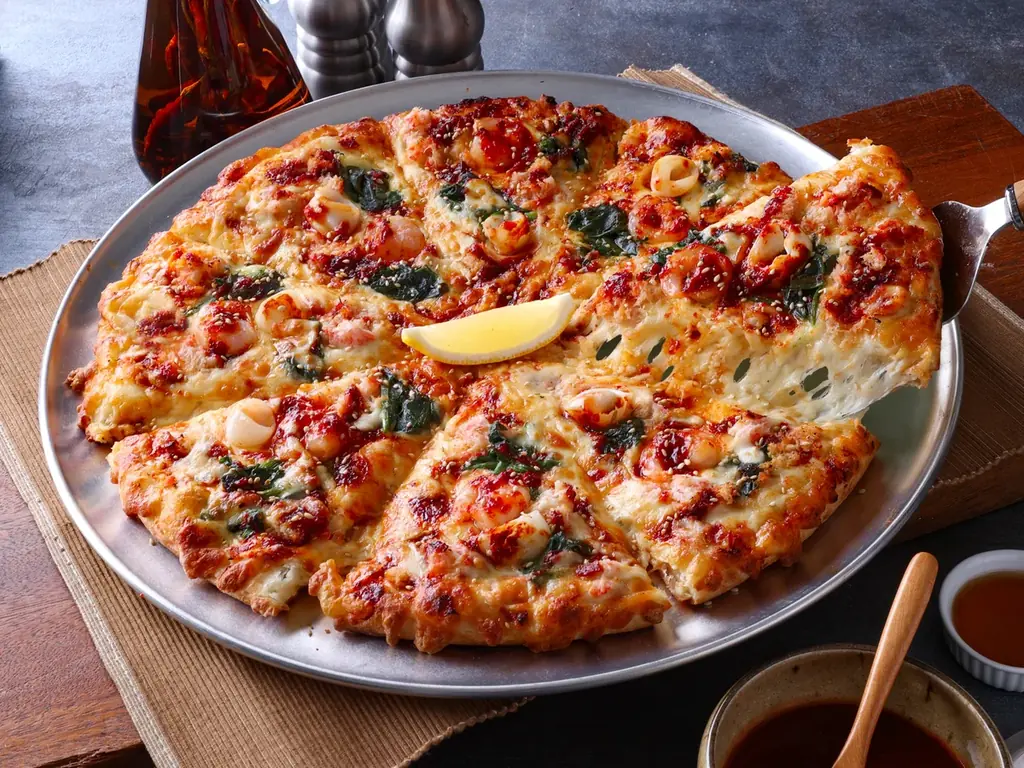 【人気宅配ピザ「ピザーラ」× チャンネル登録者数1,450万人超YouTuber「きまぐれクック」】きまぐれクック監修のコラボ商品がPIZZA-LAにて発売　動画で人気のヤンニョムソースをピザ化 画像 2