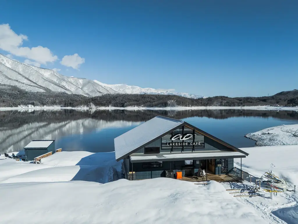 青木湖の冬景色で味わう aoの冬限定バーガーとサウナ体験