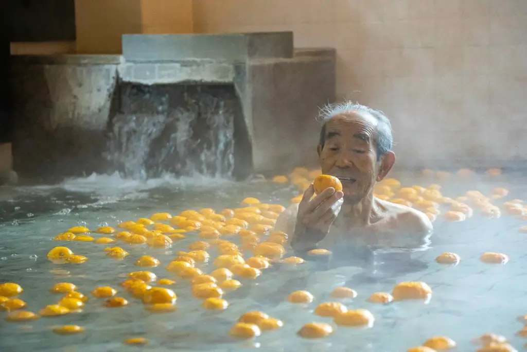 武甲温泉や玉川温泉、おふろcafe 等で、お客さまからいただいた柚子を使った「冬至のゆず風呂」を実施します 画像 1