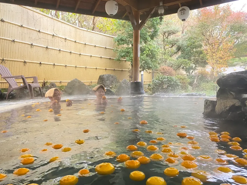 武甲温泉や玉川温泉、おふろcafe 等で、お客さまからいただいた柚子を使った「冬至のゆず風呂」を実施します 画像 2