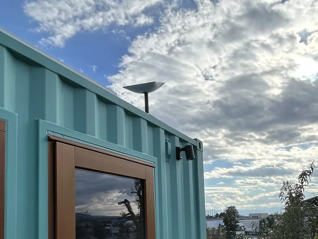 【災害支援体制を発表】THE W Relax Garden Resort、6kW太陽光×TESLA蓄電池×Starlink×特許出願“3機能サウナ”を備えた移動式オフグリッド・トレーラーハウスを提供へ 画像 2