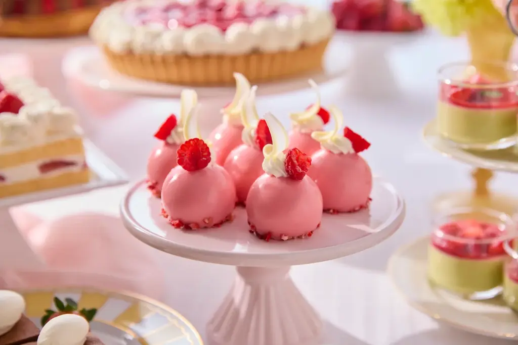 まるで春のガーデンパーティ！五感でいちごを楽しむ「ストロベリースイーツブッフェ」を開催。伝統レシピの王道スイーツから目の前で仕上げる”体験型”クレープ、トレンドの焼きドーナツまで贅沢に堪能。 画像 10