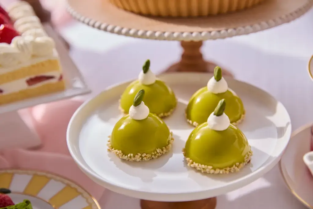 まるで春のガーデンパーティ！五感でいちごを楽しむ「ストロベリースイーツブッフェ」を開催。伝統レシピの王道スイーツから目の前で仕上げる”体験型”クレープ、トレンドの焼きドーナツまで贅沢に堪能。 画像 13