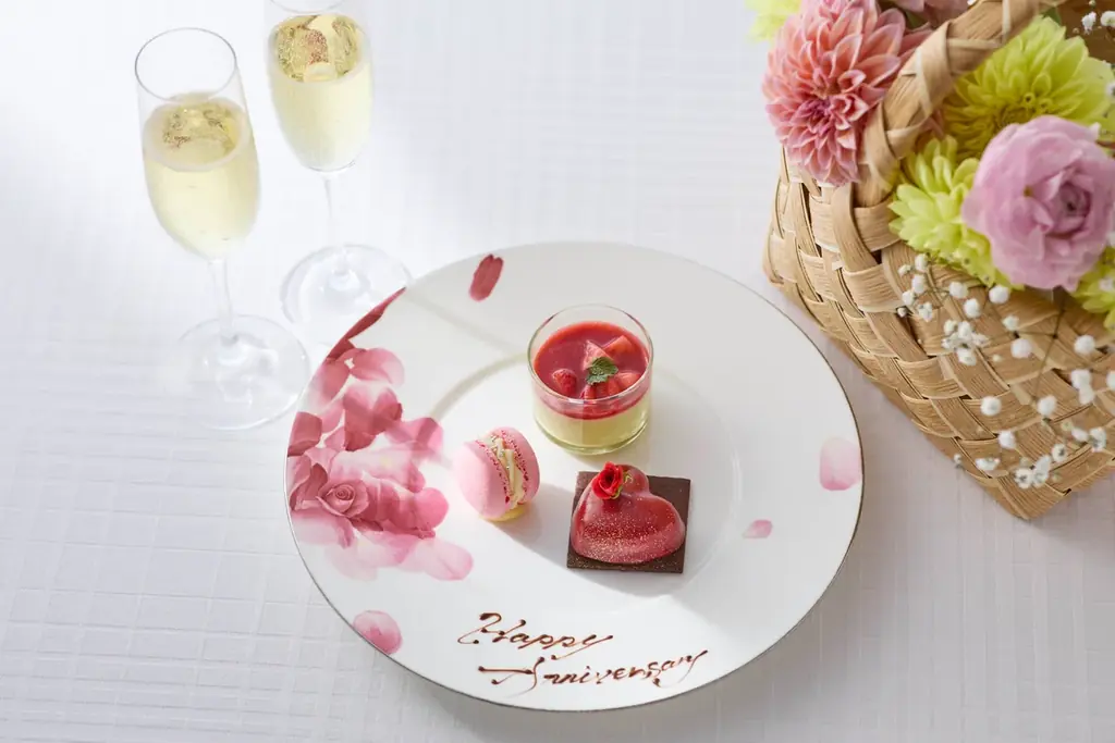 まるで春のガーデンパーティ！五感でいちごを楽しむ「ストロベリースイーツブッフェ」を開催。伝統レシピの王道スイーツから目の前で仕上げる”体験型”クレープ、トレンドの焼きドーナツまで贅沢に堪能。 画像 19