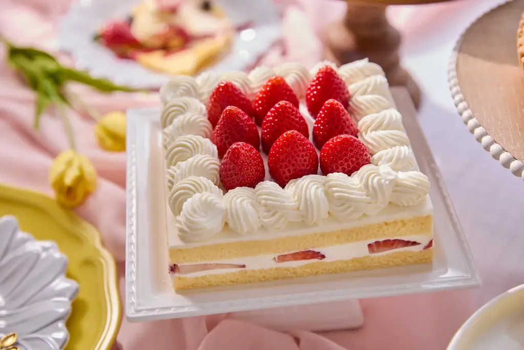 まるで春のガーデンパーティ！五感でいちごを楽しむ「ストロベリースイーツブッフェ」を開催。伝統レシピの王道スイーツから目の前で仕上げる”体験型”クレープ、トレンドの焼きドーナツまで贅沢に堪能。 画像 2