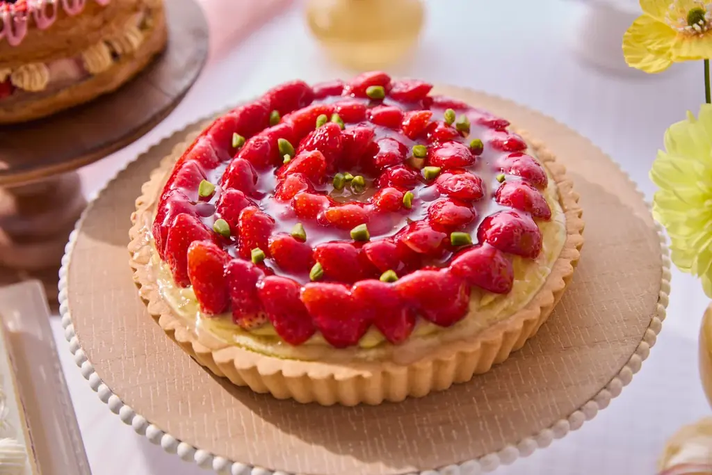 まるで春のガーデンパーティ！五感でいちごを楽しむ「ストロベリースイーツブッフェ」を開催。伝統レシピの王道スイーツから目の前で仕上げる”体験型”クレープ、トレンドの焼きドーナツまで贅沢に堪能。 画像 3