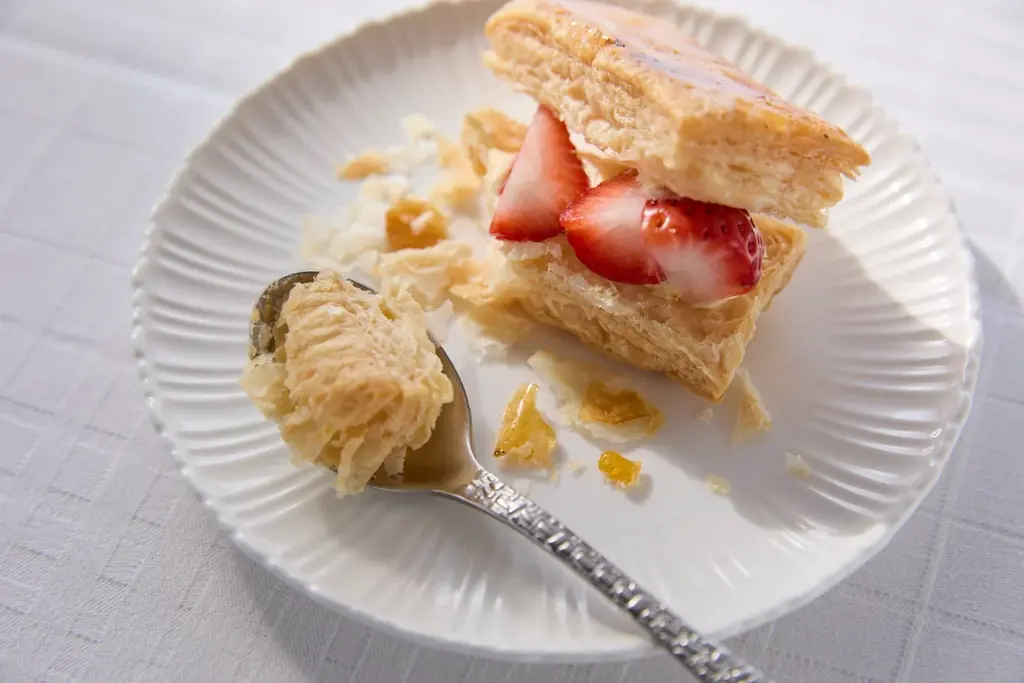 まるで春のガーデンパーティ！五感でいちごを楽しむ「ストロベリースイーツブッフェ」を開催。伝統レシピの王道スイーツから目の前で仕上げる”体験型”クレープ、トレンドの焼きドーナツまで贅沢に堪能。 画像 4