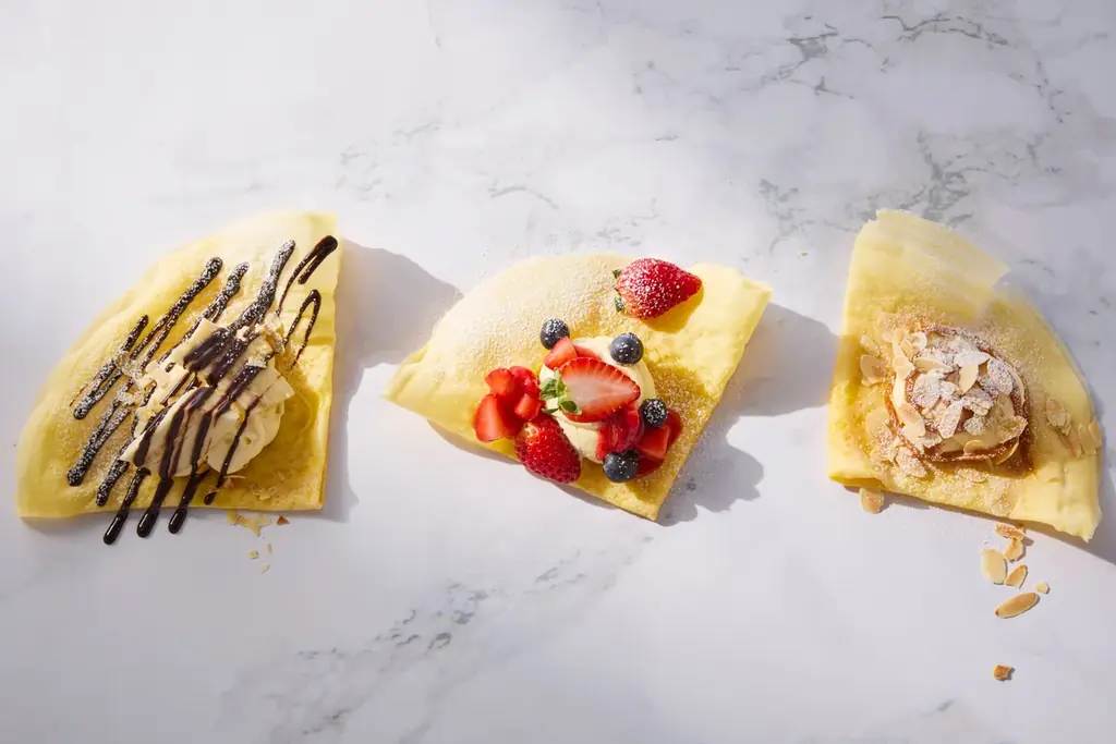 まるで春のガーデンパーティ！五感でいちごを楽しむ「ストロベリースイーツブッフェ」を開催。伝統レシピの王道スイーツから目の前で仕上げる”体験型”クレープ、トレンドの焼きドーナツまで贅沢に堪能。 画像 5