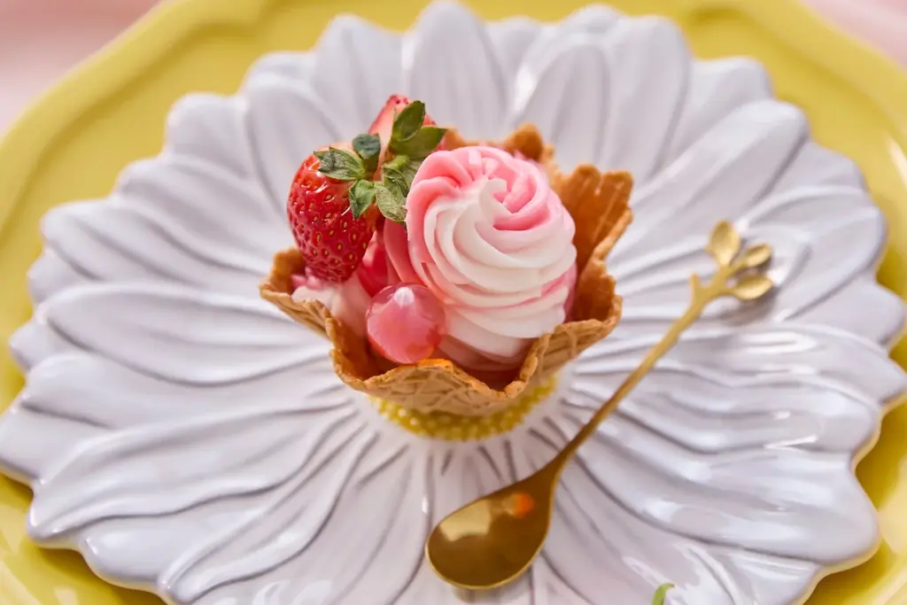 まるで春のガーデンパーティ！五感でいちごを楽しむ「ストロベリースイーツブッフェ」を開催。伝統レシピの王道スイーツから目の前で仕上げる”体験型”クレープ、トレンドの焼きドーナツまで贅沢に堪能。 画像 6