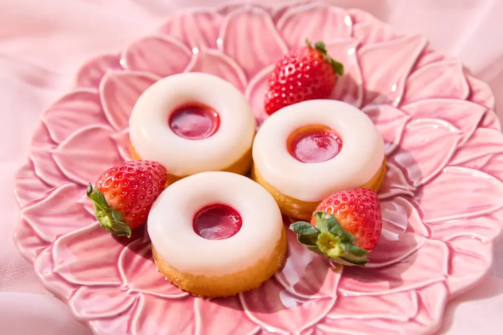 まるで春のガーデンパーティ！五感でいちごを楽しむ「ストロベリースイーツブッフェ」を開催。伝統レシピの王道スイーツから目の前で仕上げる”体験型”クレープ、トレンドの焼きドーナツまで贅沢に堪能。 画像 7