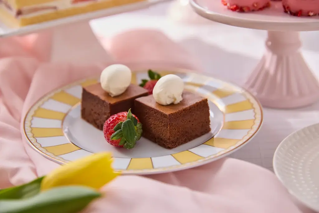 まるで春のガーデンパーティ！五感でいちごを楽しむ「ストロベリースイーツブッフェ」を開催。伝統レシピの王道スイーツから目の前で仕上げる”体験型”クレープ、トレンドの焼きドーナツまで贅沢に堪能。 画像 9