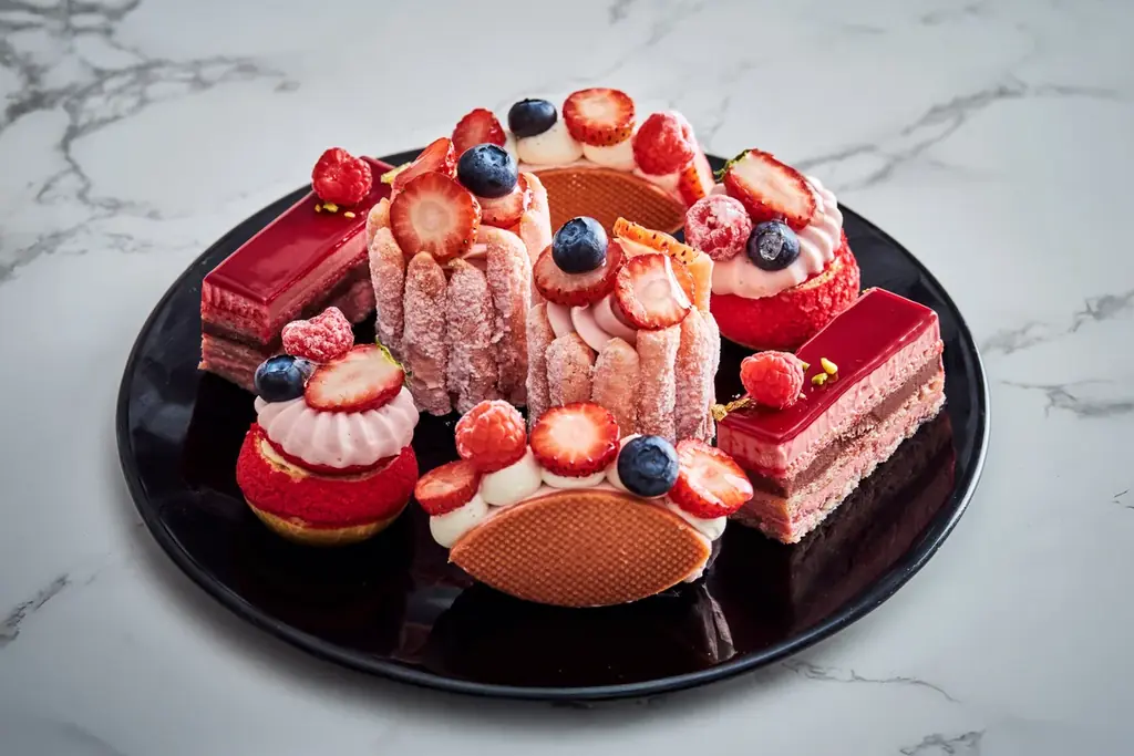 【ヒルトン横浜】苺スイーツもセイボリーも欲張る「苺のアフタヌーンティー」が新登場！ 画像 2