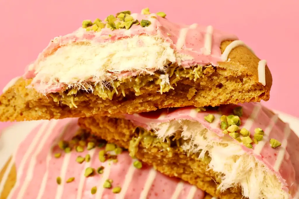 【世界で大バズり中！NEXTドバイチョコ】割った瞬間にふわっと飛び出すトルコ綿菓子×ドバイチョコを楽しめる『エンジェルヘアーチョコクッキー』がビッグソフトクッキー専門店「GUILTY’S」から初登場！ 画像 2