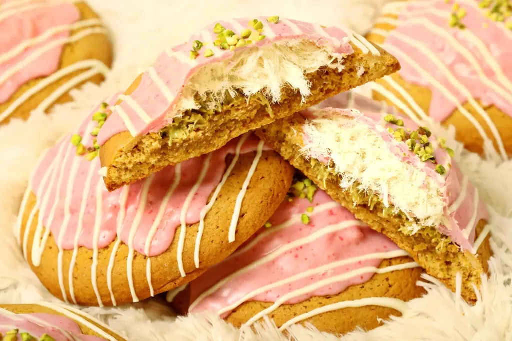 【世界で大バズり中！NEXTドバイチョコ】割った瞬間にふわっと飛び出すトルコ綿菓子×ドバイチョコを楽しめる『エンジェルヘアーチョコクッキー』がビッグソフトクッキー専門店「GUILTY’S」から初登場！ 画像 3