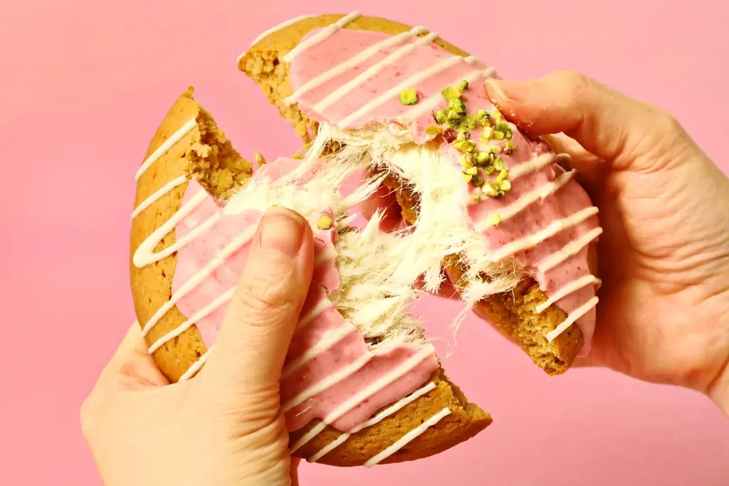 【世界で大バズり中！NEXTドバイチョコ】割った瞬間にふわっと飛び出すトルコ綿菓子×ドバイチョコを楽しめる『エンジェルヘアーチョコクッキー』がビッグソフトクッキー専門店「GUILTY’S」から初登場！ 画像 4