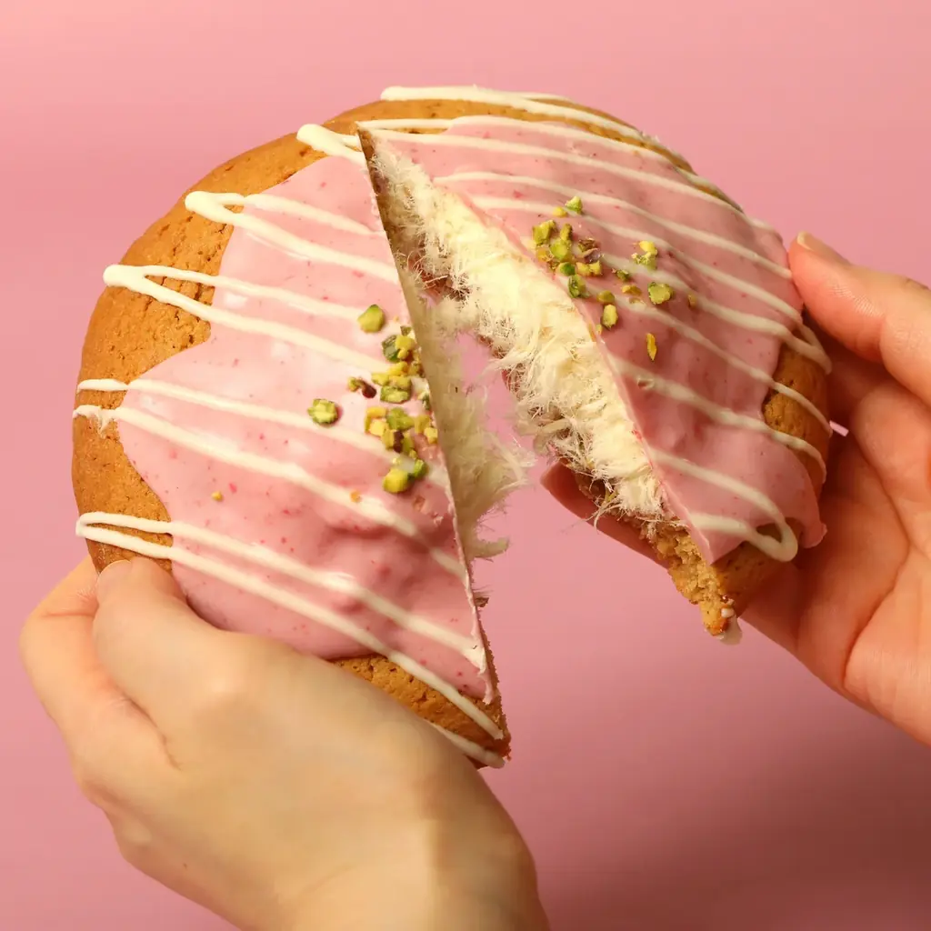 【世界で大バズり中！NEXTドバイチョコ】割った瞬間にふわっと飛び出すトルコ綿菓子×ドバイチョコを楽しめる『エンジェルヘアーチョコクッキー』がビッグソフトクッキー専門店「GUILTY’S」から初登場！ 画像 5