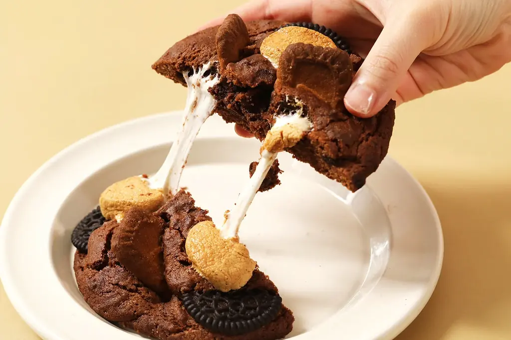 【世界で大バズり中！NEXTドバイチョコ】割った瞬間にふわっと飛び出すトルコ綿菓子×ドバイチョコを楽しめる『エンジェルヘアーチョコクッキー』がビッグソフトクッキー専門店「GUILTY’S」から初登場！ 画像 7