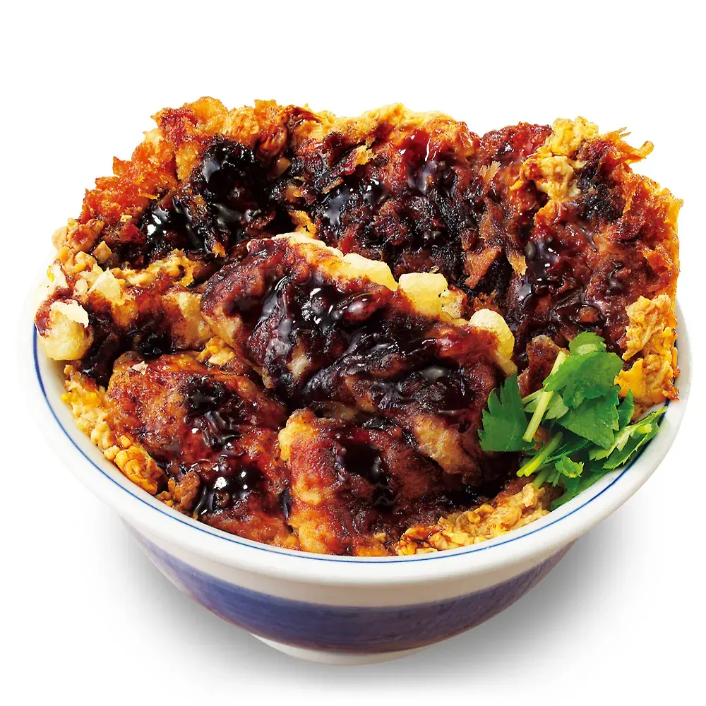 2025年ラストの全力飯。濃厚黒味噌ダレが絡む「豚ロース天とチキンカツ丼」かつやに新登場！ 画像 2