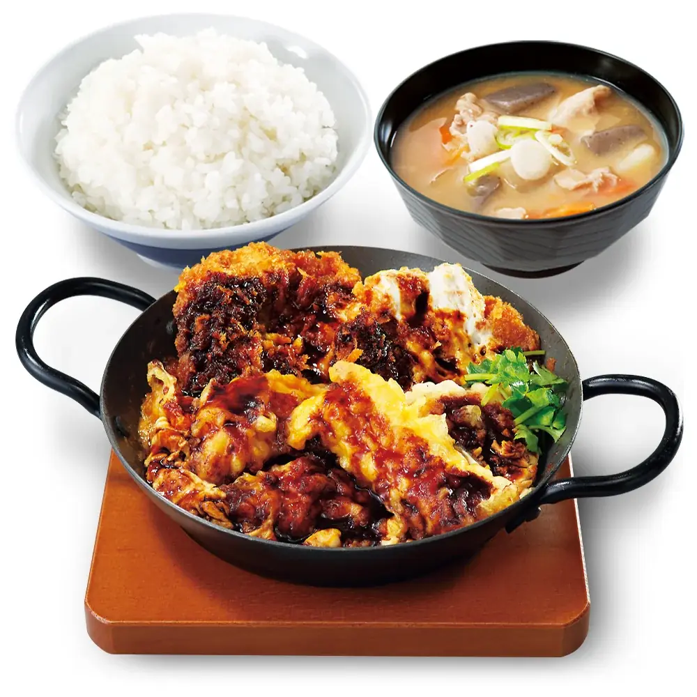 2025年ラストの全力飯。濃厚黒味噌ダレが絡む「豚ロース天とチキンカツ丼」かつやに新登場！ 画像 3