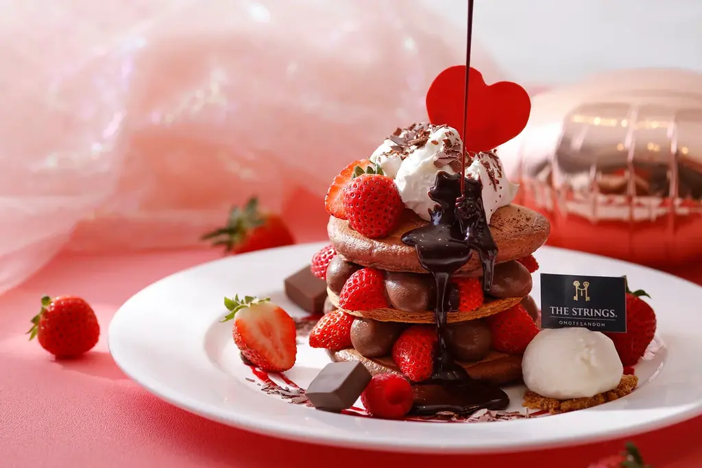 甘酸っぱいいちごたっぷり！『メルティーラブ ストロベリー&ショコラパンケーキ』新登場 画像 1