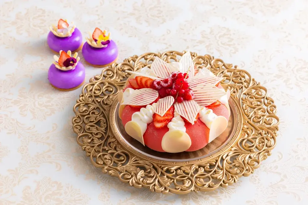 「いちご」を主役に春の芳醇なフレーバーが溢れる　ヒルトン大阪　【ストロベリースイーツビュッフェ　～Marie Antoinette～】 画像 2