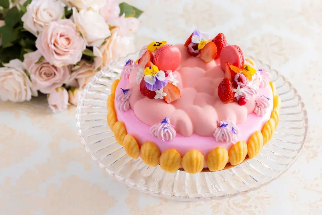 「いちご」を主役に春の芳醇なフレーバーが溢れる　ヒルトン大阪　【ストロベリースイーツビュッフェ　～Marie Antoinette～】 画像 3