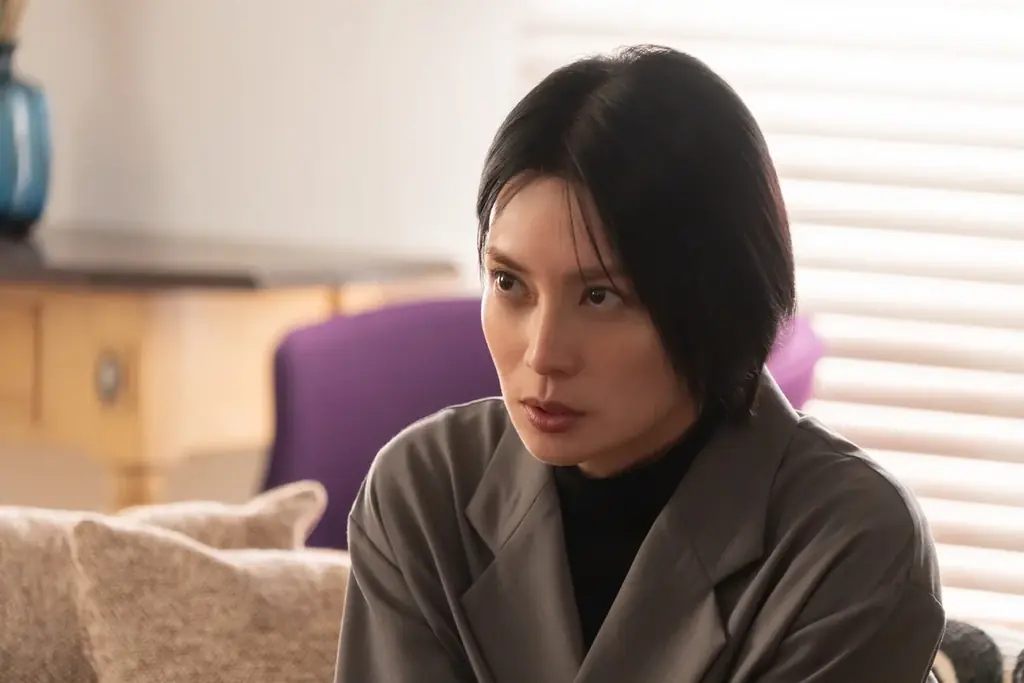 ABEMAオリジナルドラマ『スキャンダルイブ』#4／大物俳優の性加害疑惑に“芸能事務所社長”柴咲コウ＆“週刊誌記者”川口春奈が禁断の共闘へ／“奏”川口春奈が涙――被害女性A子の正体は？ 画像 2