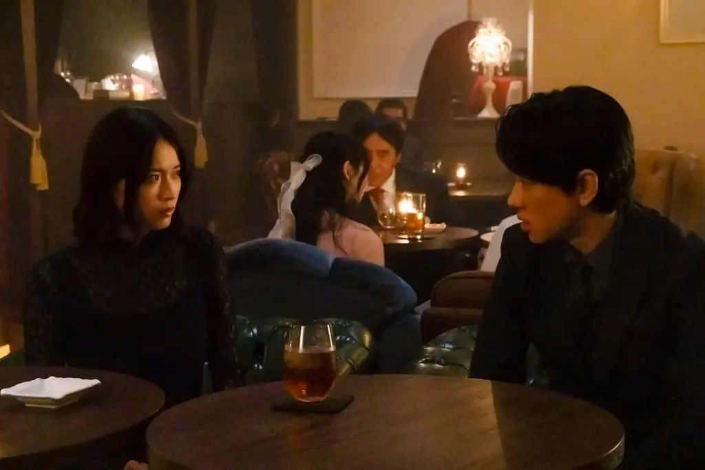 ABEMAオリジナルドラマ『スキャンダルイブ』#4／大物俳優の性加害疑惑に“芸能事務所社長”柴咲コウ＆“週刊誌記者”川口春奈が禁断の共闘へ／“奏”川口春奈が涙――被害女性A子の正体は？ 画像 3