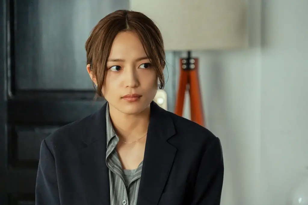 ABEMAオリジナルドラマ『スキャンダルイブ』#4／大物俳優の性加害疑惑に“芸能事務所社長”柴咲コウ＆“週刊誌記者”川口春奈が禁断の共闘へ／“奏”川口春奈が涙――被害女性A子の正体は？ 画像 4