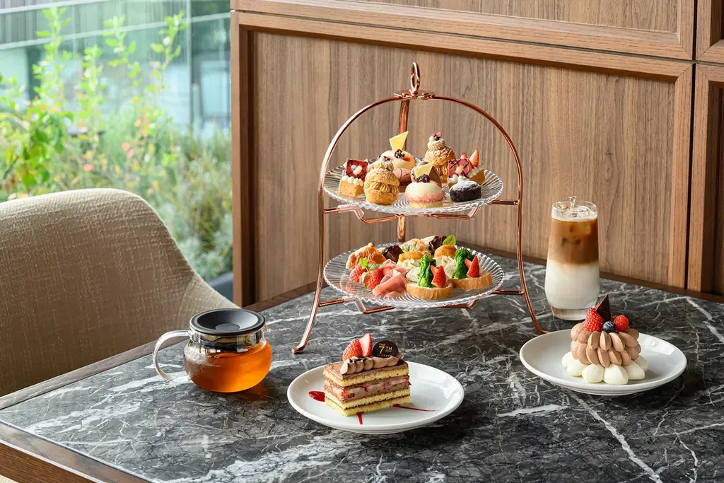 いちご×チョコレートのアフタヌーンティーが登場。甘酸っぱいいちごと、多彩なチョコレートが奏でるご褒美タイム／ザ ロイヤルパークホテル アイコニック 名古屋 画像 1