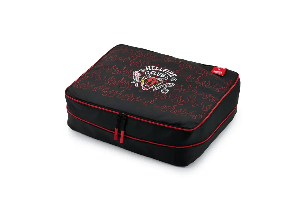 RUN UP THAT HILL!アメリカンツーリスターから、 『ストレンジャー・シングス』の裏側の世界へとつながるコレクションが登場。 画像 9