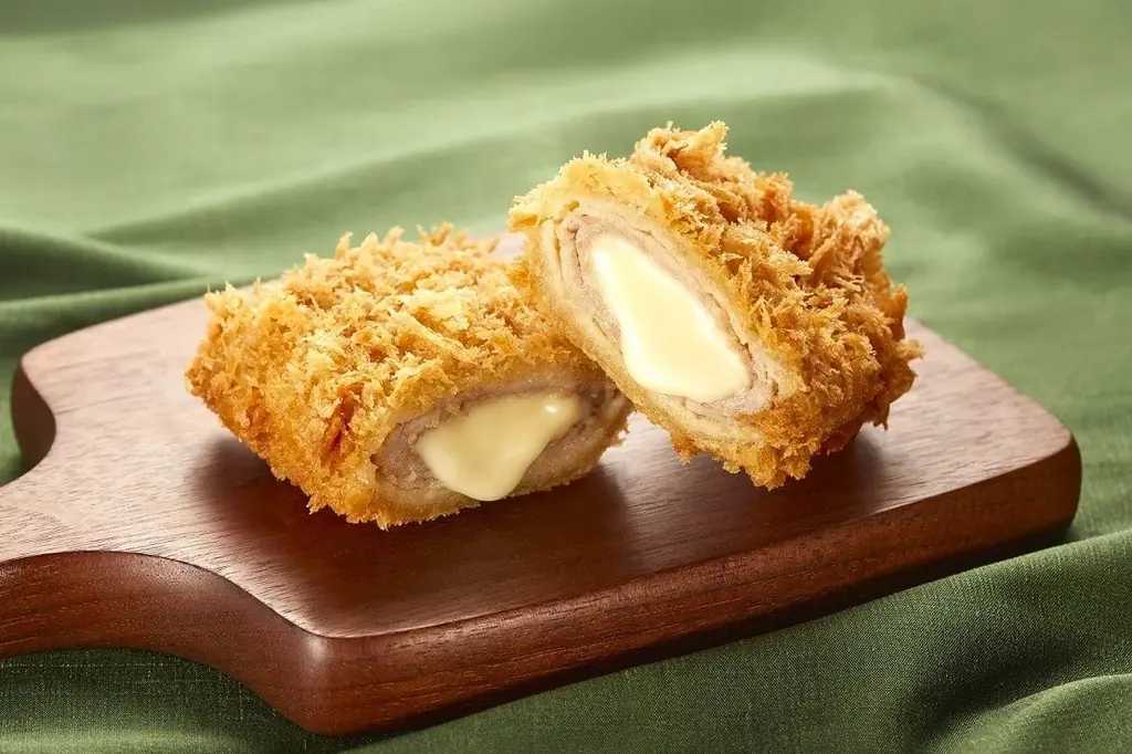 とんかつ新宿さぼてんがご提案する、チーズがとろけるクリスマス。「北海道産5種チーズメンチかつ」を全国のレストラン店舗にて12月15日（月）から期間限定で販売 画像 4