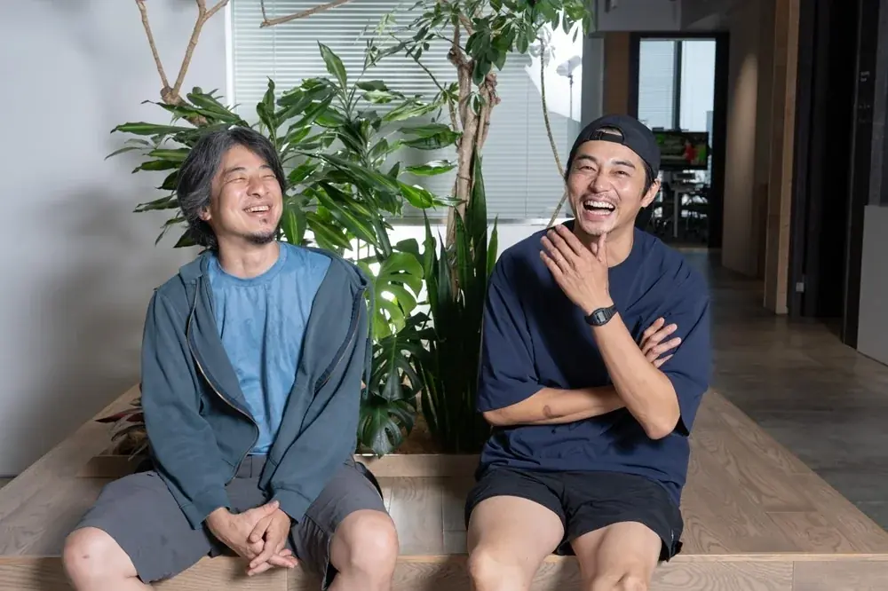 ひろゆき＆東出昌大、令和ロマン・くるまを大絶賛「神に愛されてる」「M-1二連覇を成し遂げた時代の寵児」／『世界の果てに、くるま置いてきた』ひろゆき＆東出昌大インタビューレポート 画像 5